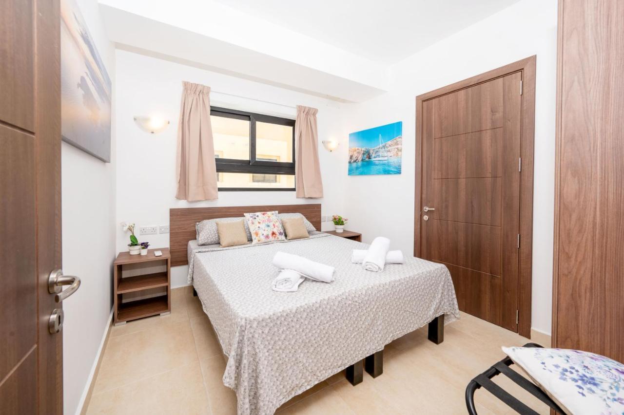 Islet Promenade Seafront Apartment With Large Corner Terrace By Getawaysmalta San Pawl il-Baħar Eksteriør billede