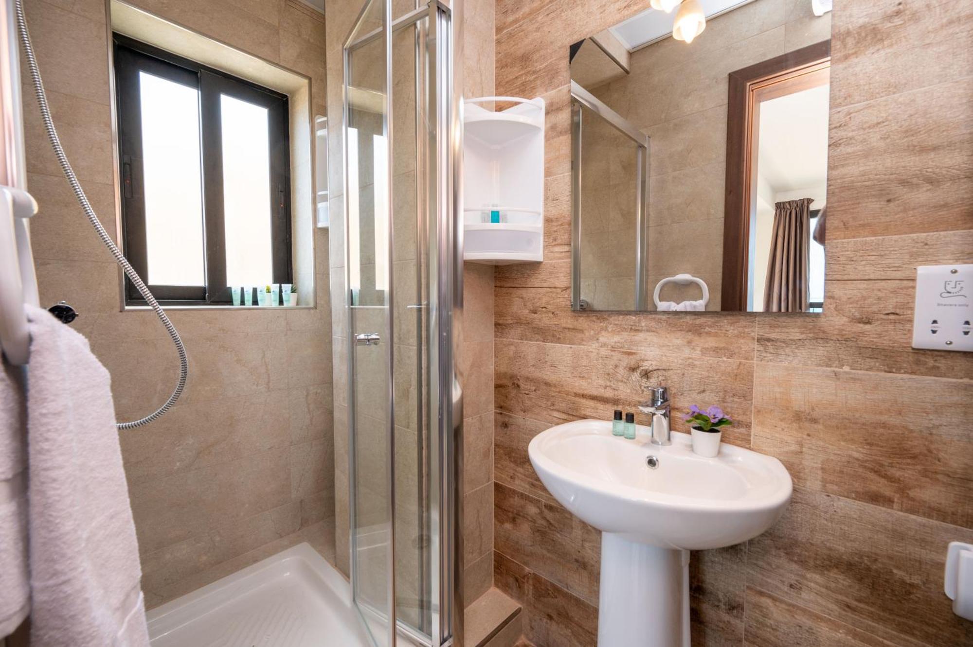 Islet Promenade Seafront Apartment With Large Corner Terrace By Getawaysmalta San Pawl il-Baħar Eksteriør billede